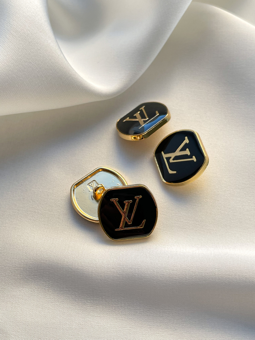 Пуговицы Лв. Черные Эмаль золото 18 мм