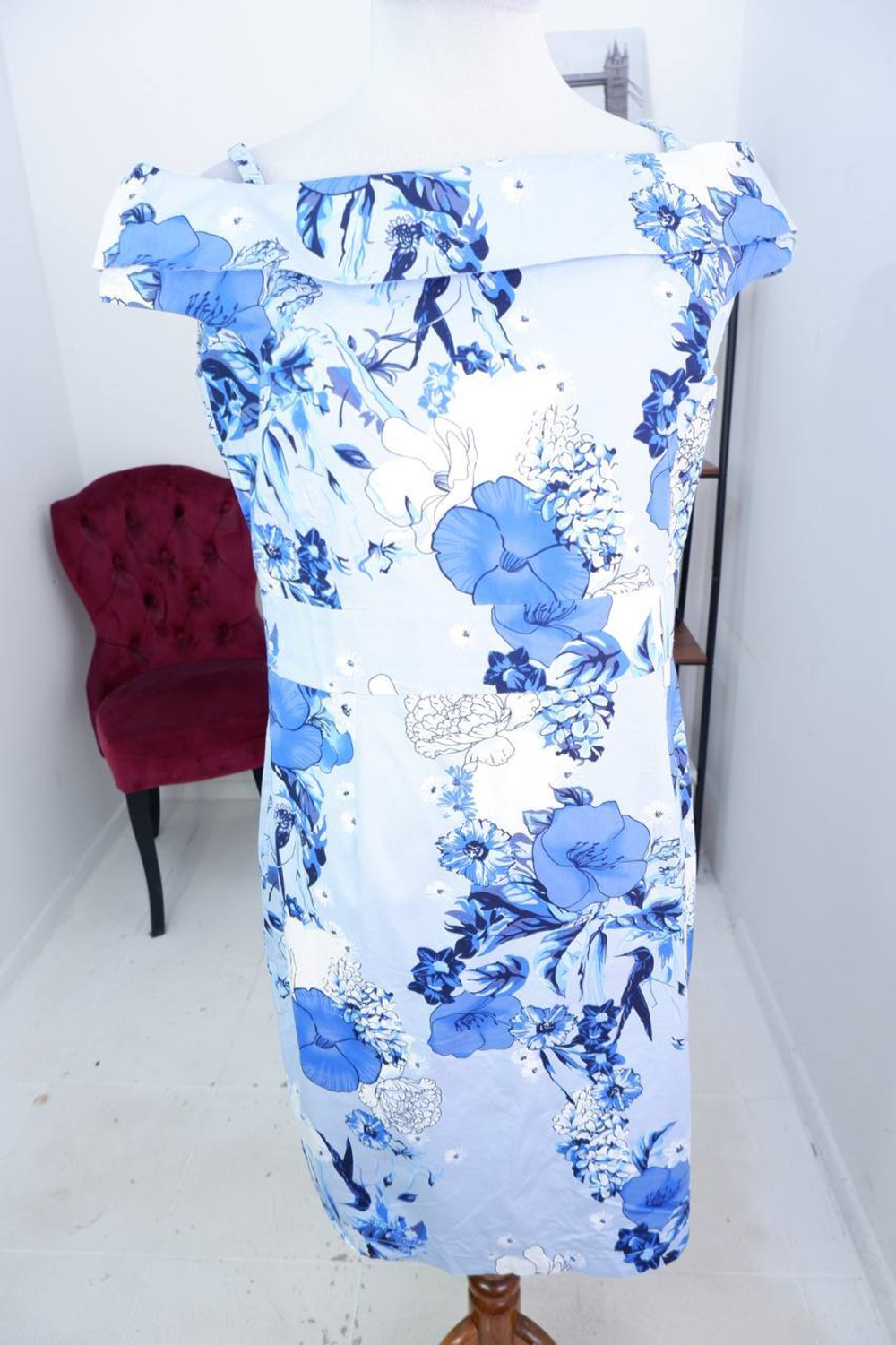 Платье Oodji с открытыми плечами, визуально на 46 размер