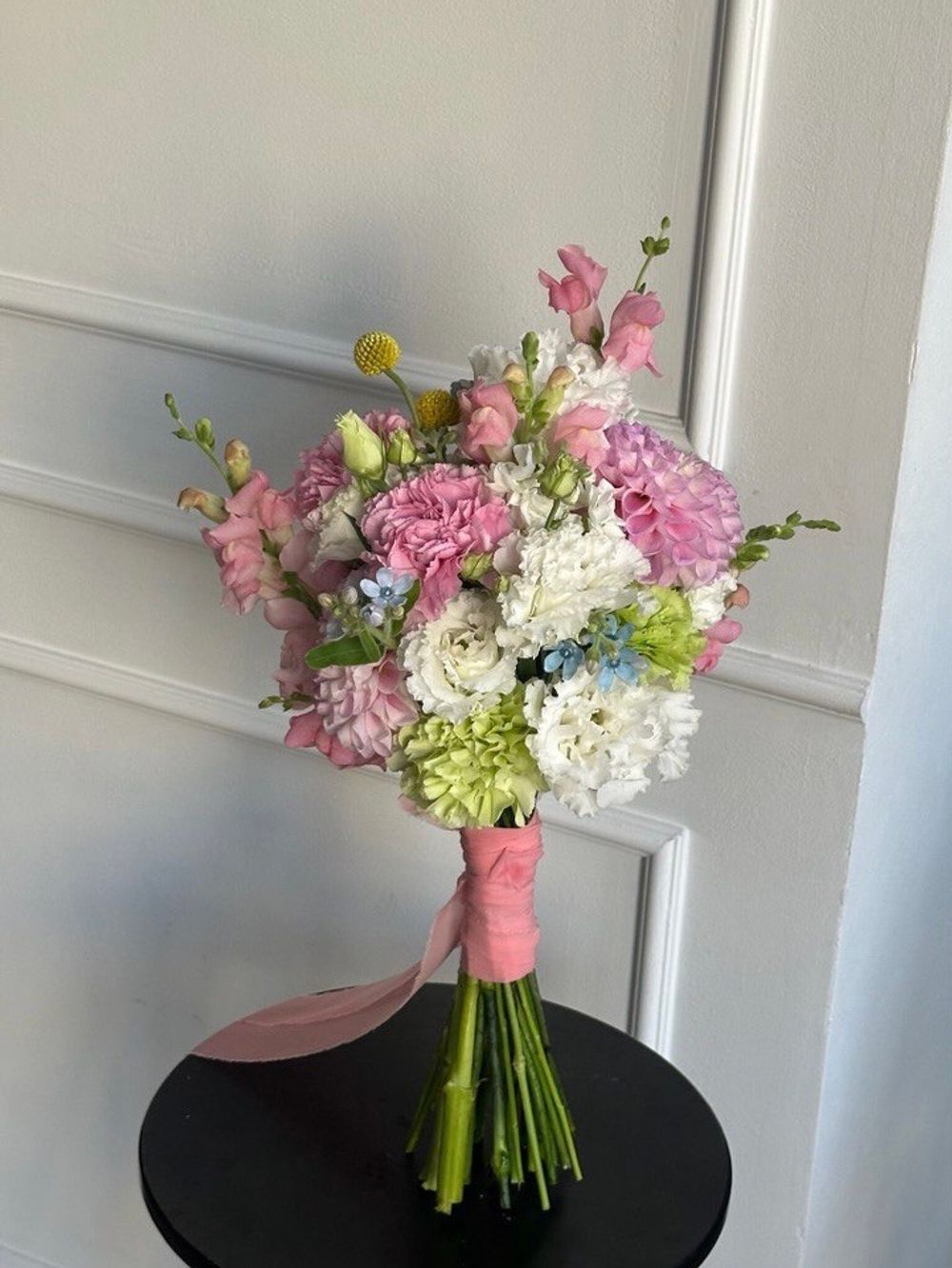 Свадебный букет из георгин, розовых диантусов, незабудок и других цветов