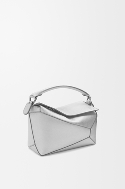 Loewe Маленькая сумка Puzzle Edge из ламинированной овечьей кожи, серебряный