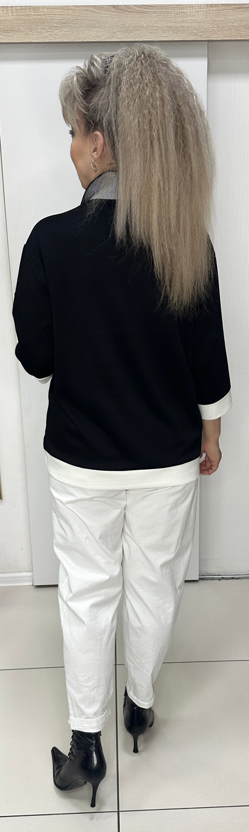 Трикотажный черный блузон с полосатым воротником