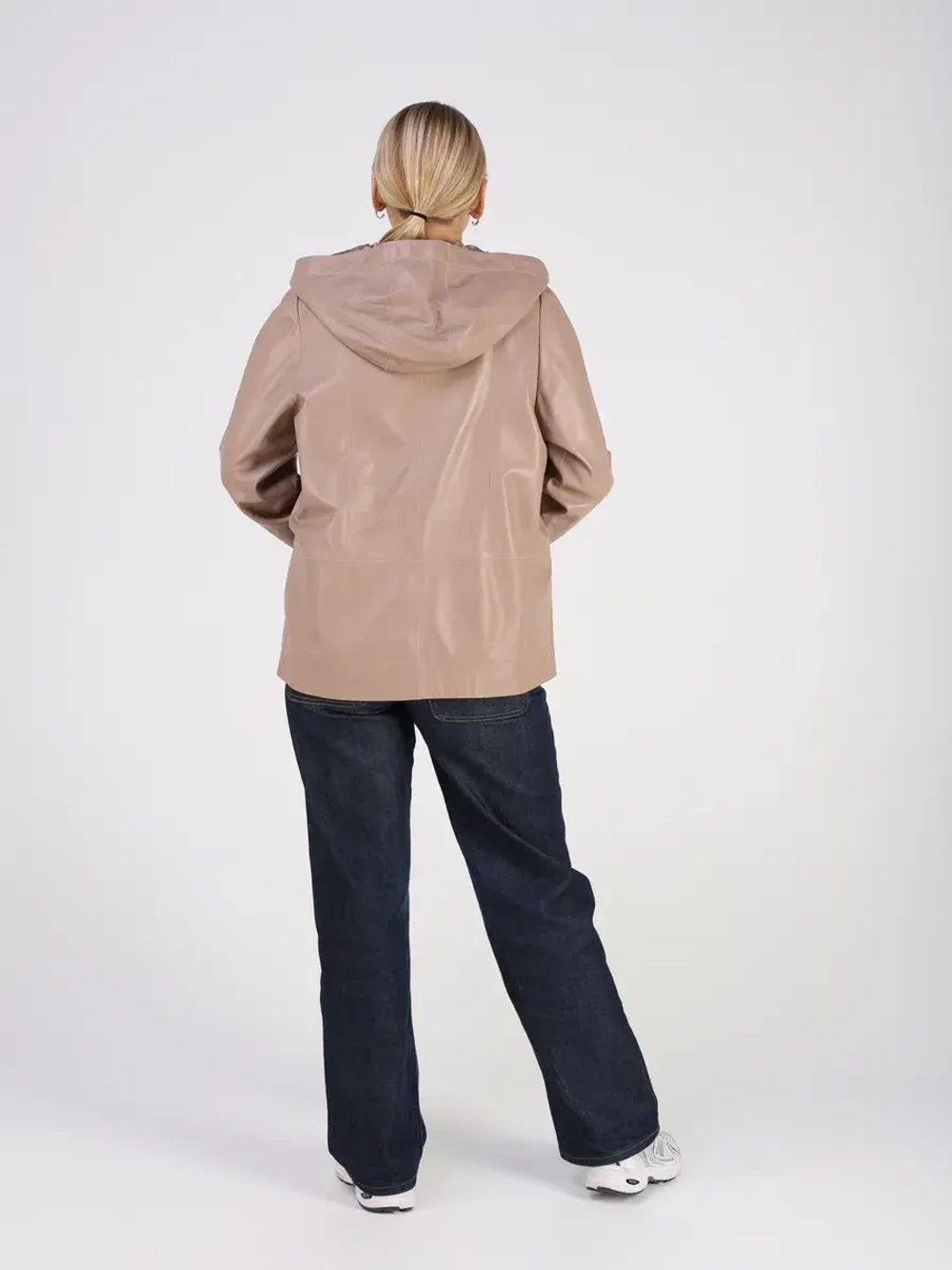 Кожаная куртка демисезонная с капюшоном