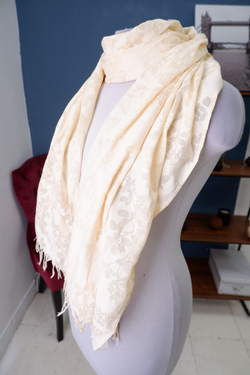 Палантин нейтрального цвета