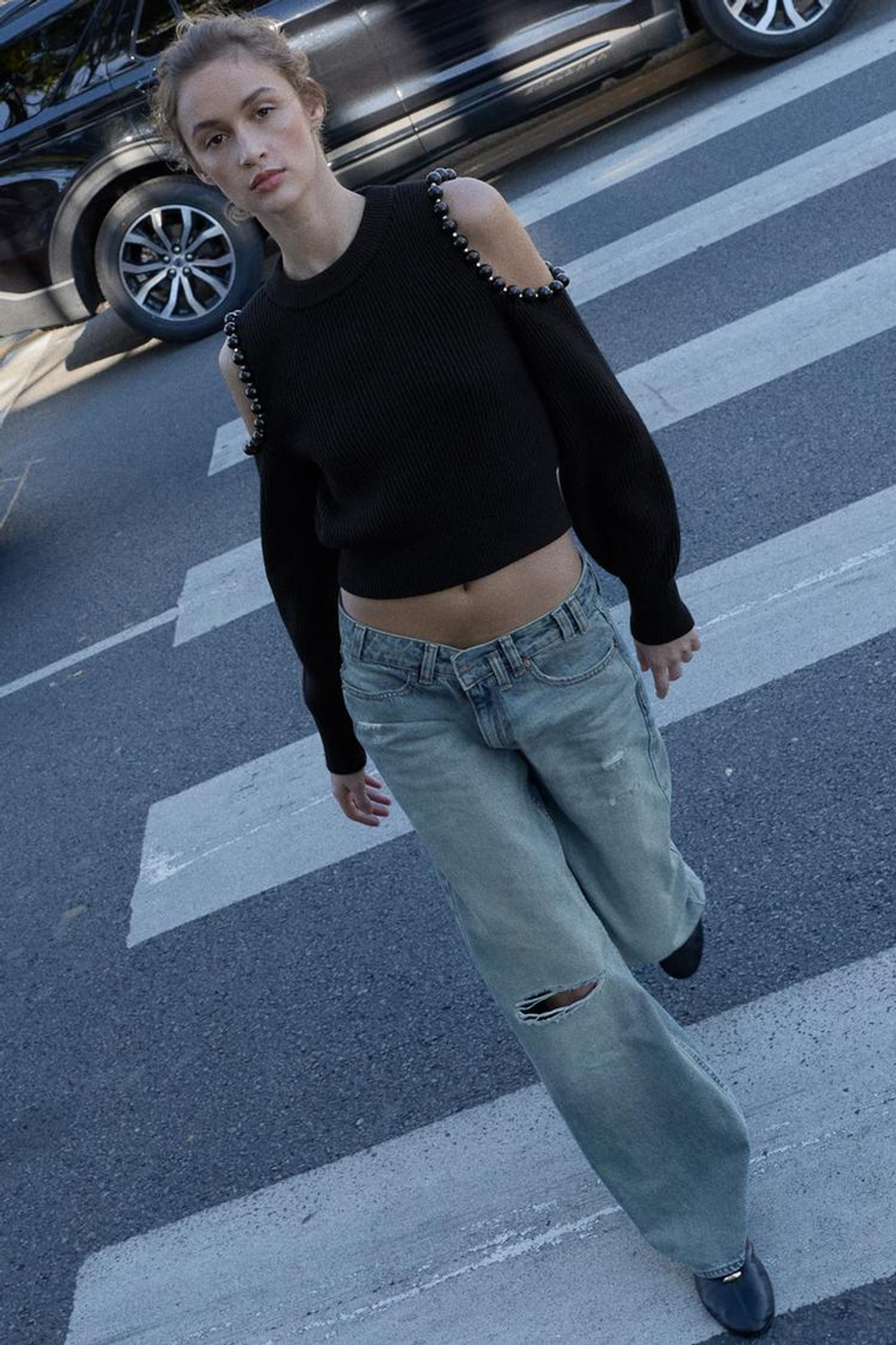 ZARA ДЖЕМПЕР В РУБЧИК С ВЫРЕЗАМИ И ШАРИКАМИ, ЧЕРНЫЙ