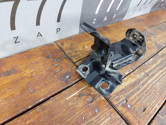 Кронштейн радиатора правый Volvo XC60 1 08-17 Б/У Оригинал 31261932