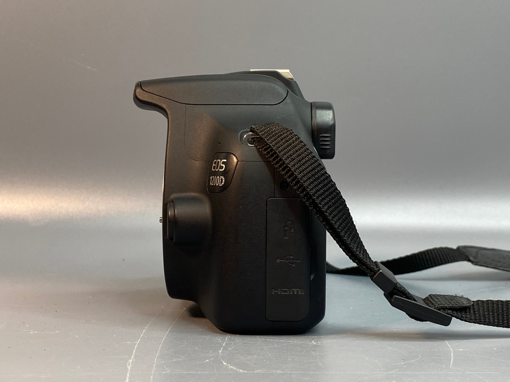 Canon 1200D kit 18-55mm 3.5-5.6 III 10.000 кадров