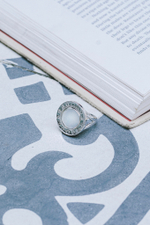 Кольцо «Лунный цикл» с белым перламутром и черной эмалью