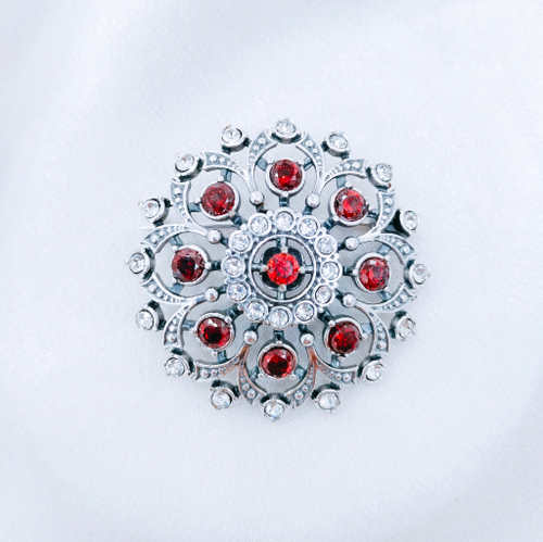 "Гейрот" брошь в серебряном покрытии из коллекции "Реплики истории" от Jenavi с замком булавка