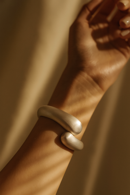 Clovelle — серебристый браслет-скульптура с эффектом soft metal