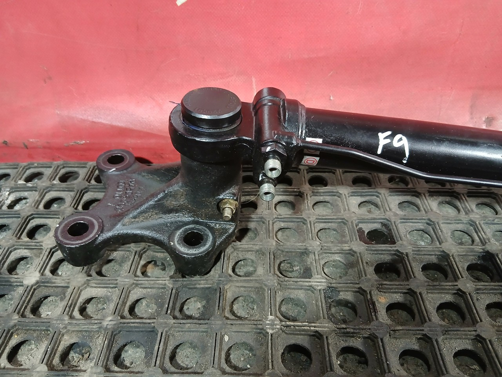 Цилиндр подъема кабины левый 2023г.