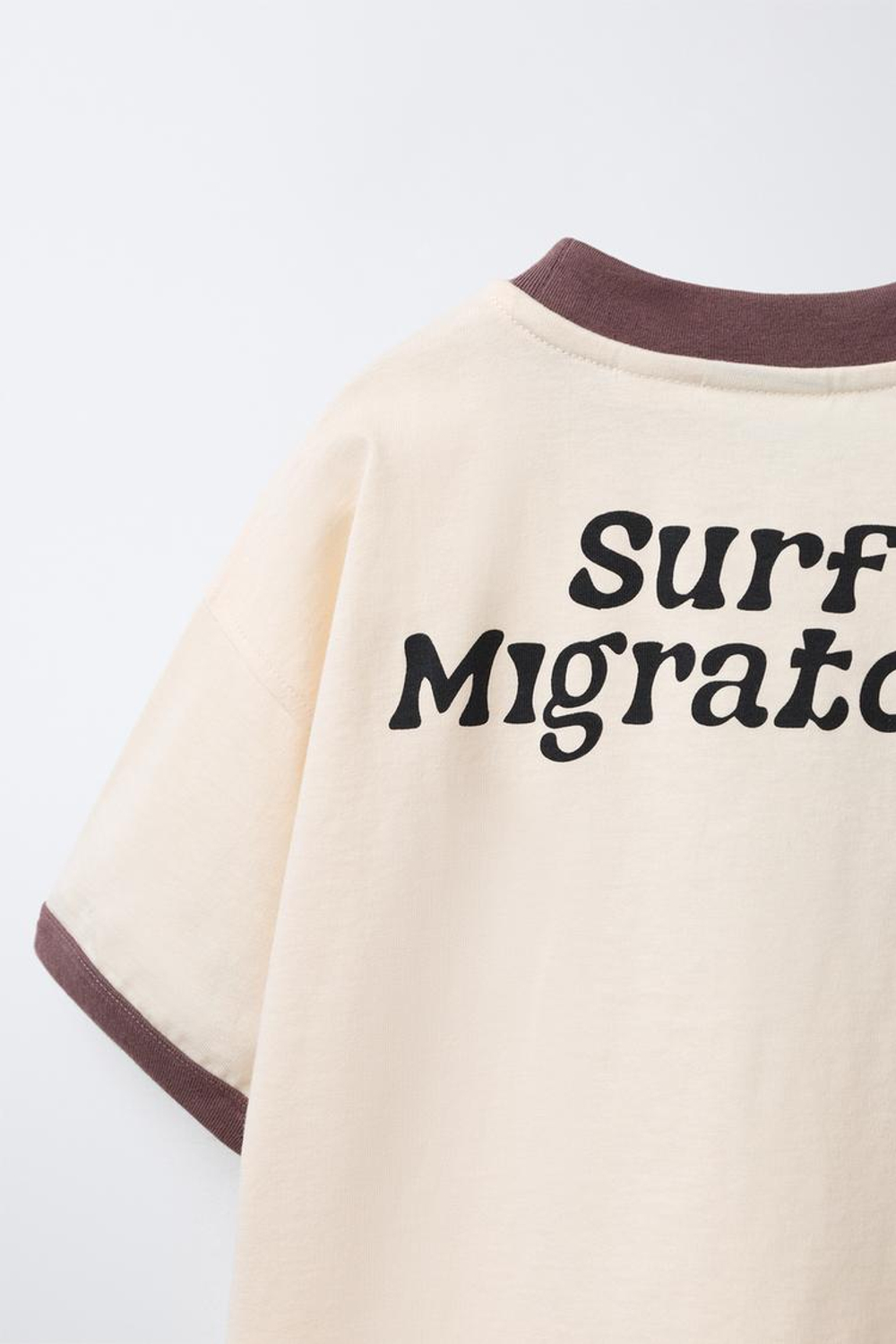 ZARA ФУТБОЛКА С КОНТРАСТНЫМ ТЕКСТОВЫМ ПРИНТОМ, ЦВЕТ СЛОНОВОЙ КОСТИ