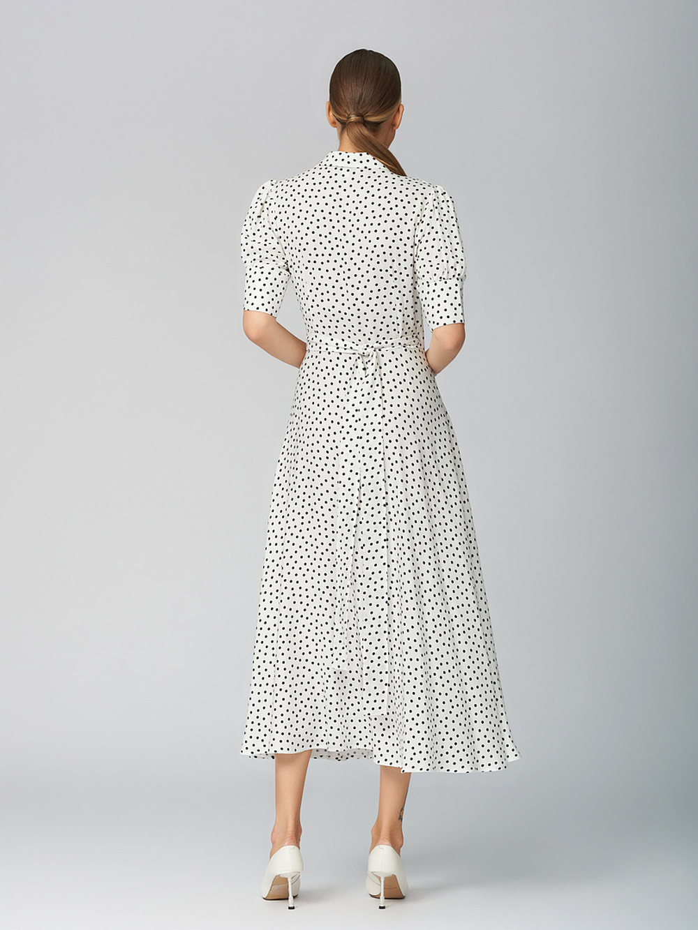 Платье в горох на запах, белое