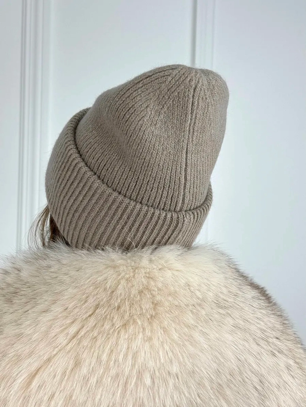 шапка зимняя из ангоры с отворотом вязаная