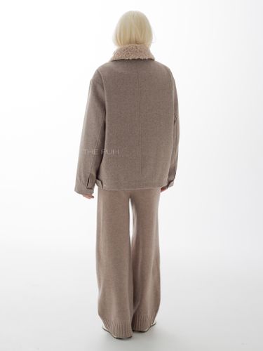 Бежевая куртка в елочку с меховым воротником