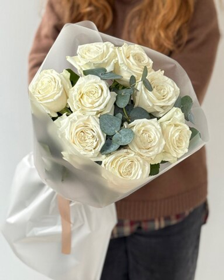 Монобукет из 9 белых роз Плая Бланка с эвкалиптом