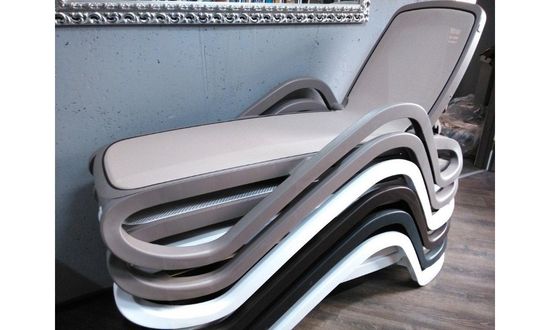 Шезлонг-лежак пластиковый Alfa тортора Nardi Италия