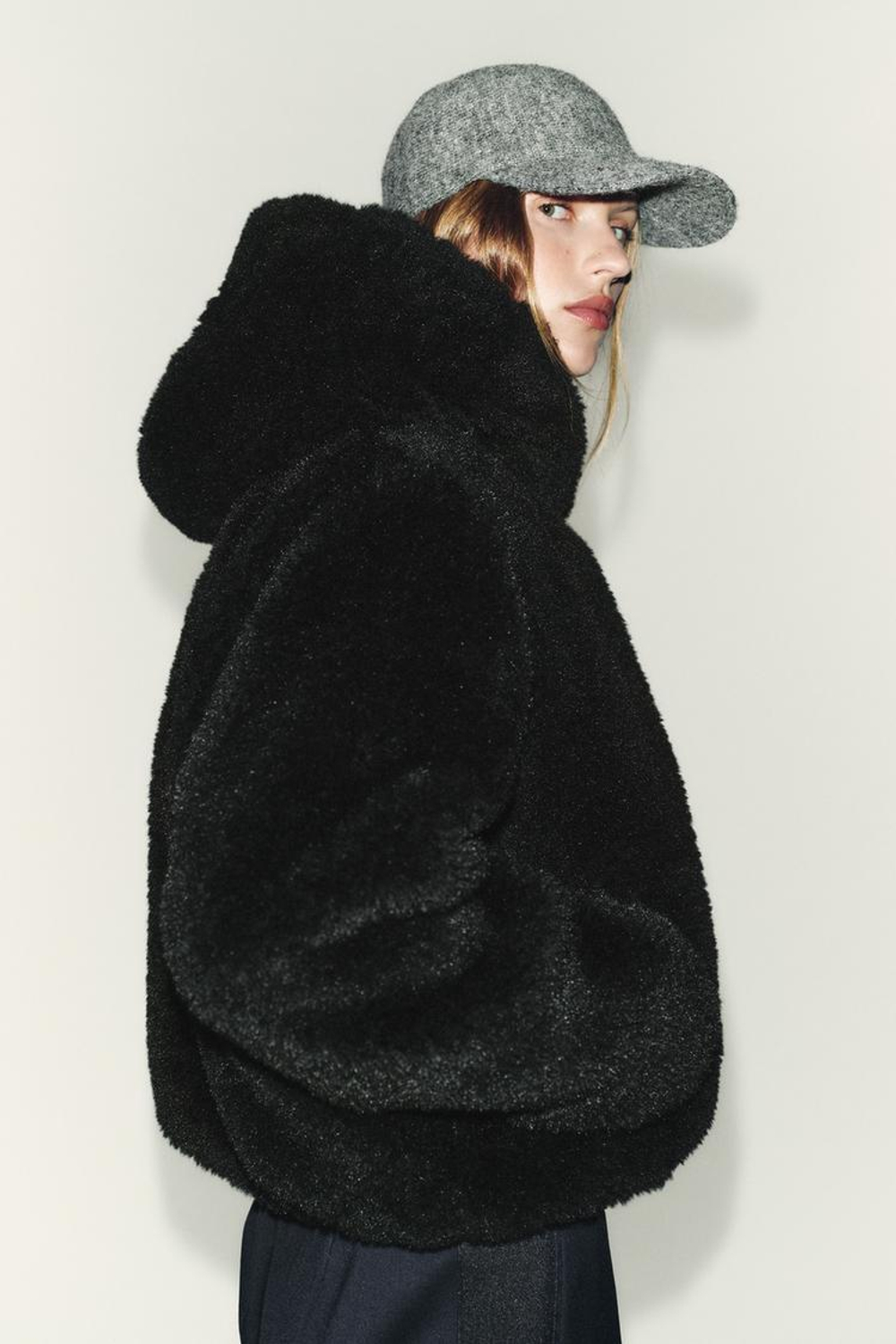 ZARA УТЕПЛЕННЫЙ БОМБЕР ИЗ ИСКУССТВЕННОГО МЕХА С КАПЮШОНОМ, ЧЕРНЫЙ