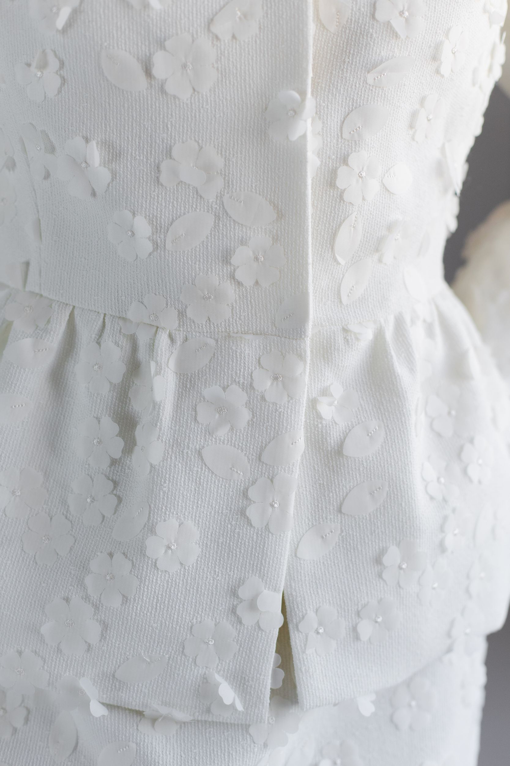 Жакет из твида с баской молочный с цветами