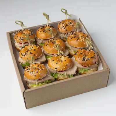 Бокс мини-бейглов с цыпленком и сыром пармезан