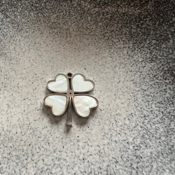 Подвеска клевер перламутр. Фурнитура для изготовления украшений и аксессуаров.