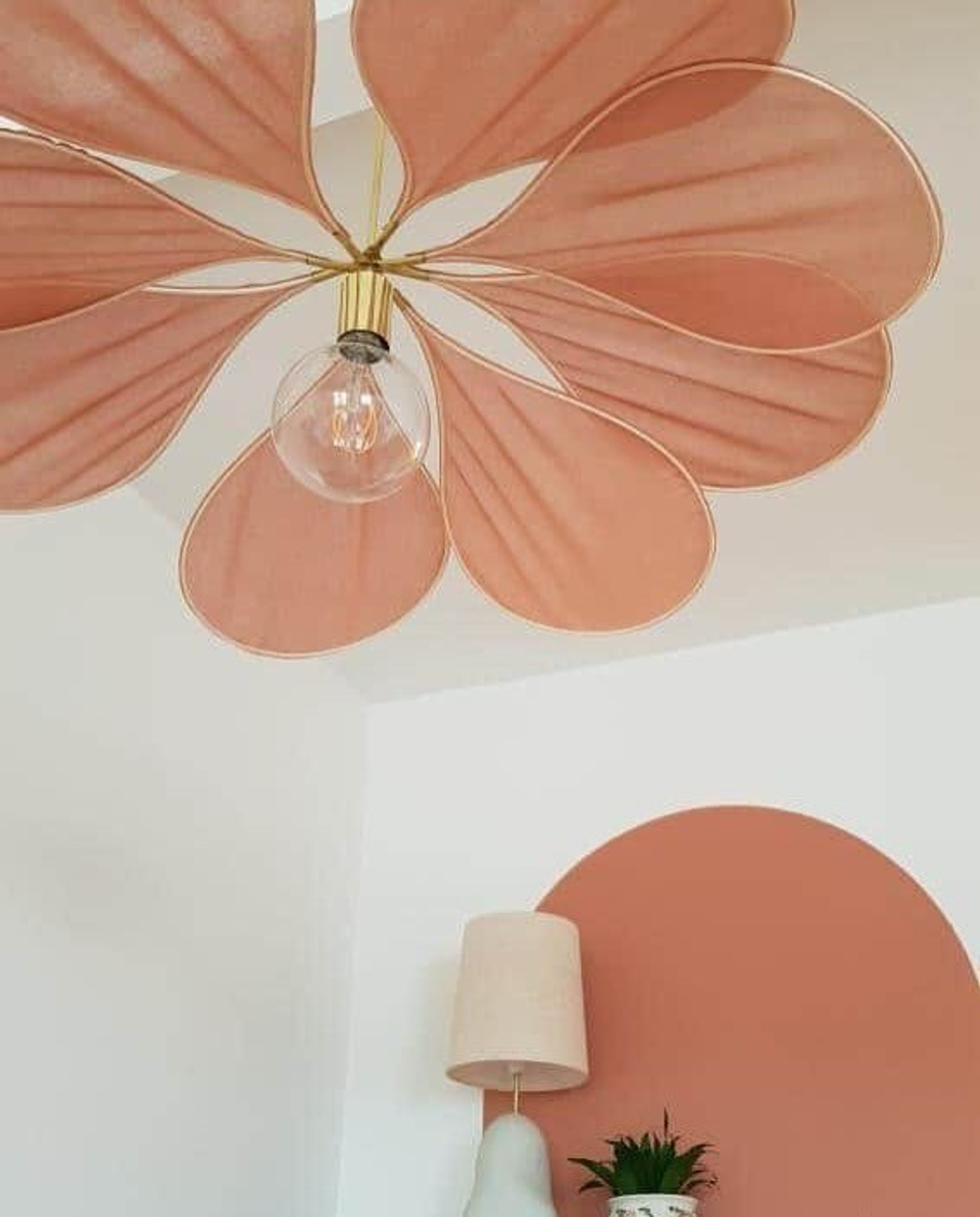 Нежный и легкий подвесной светильник в форме лепестков.