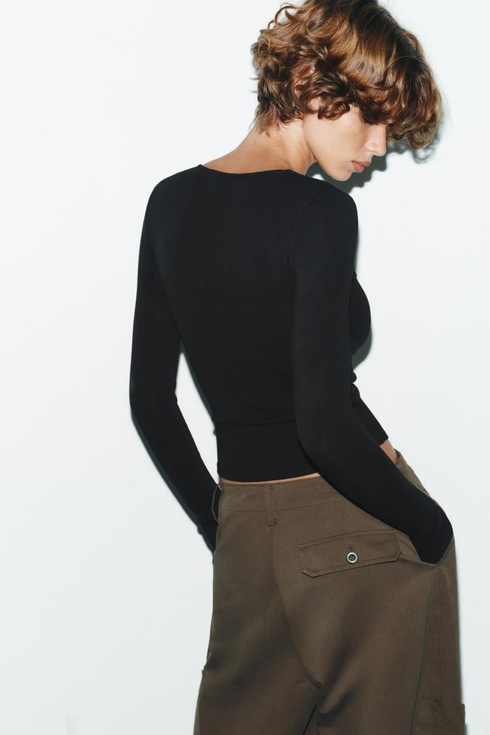 ZARA ФУТБОЛКА В РУБЧИК С КВАДРАТНЫМ ВЫРЕЗОМ, ЧЕРНЫЙ