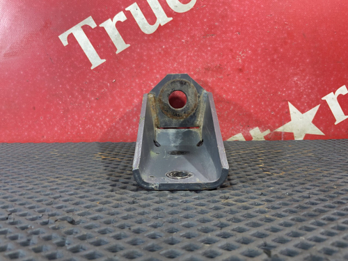 Кронштейн амортизатора переднего