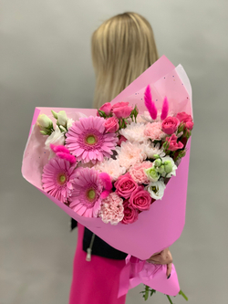 Букет цветов с герберами и эустомой Барби