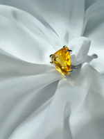 Кольцо треугольное из желтого кристалла, фурнитура серебро.