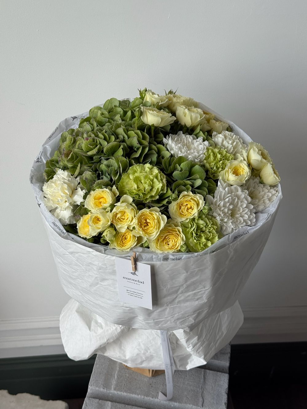 Букет из кустовых пионовивидных роз, лизиантуса, маттиолы, гортензии и диантусов