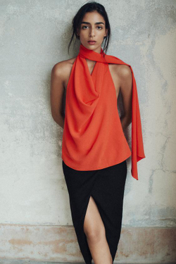 ZARA ТОП ИЗ СТРУЯЩЕЙСЯ ТКАНИ С ДРАПИРОВКОЙ, КОРАЛЛОВЫЙ