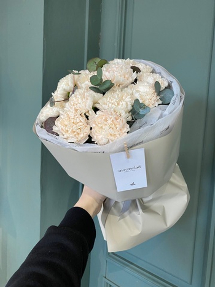 Букет кремовые диантусы и эвкалипт в оформлении