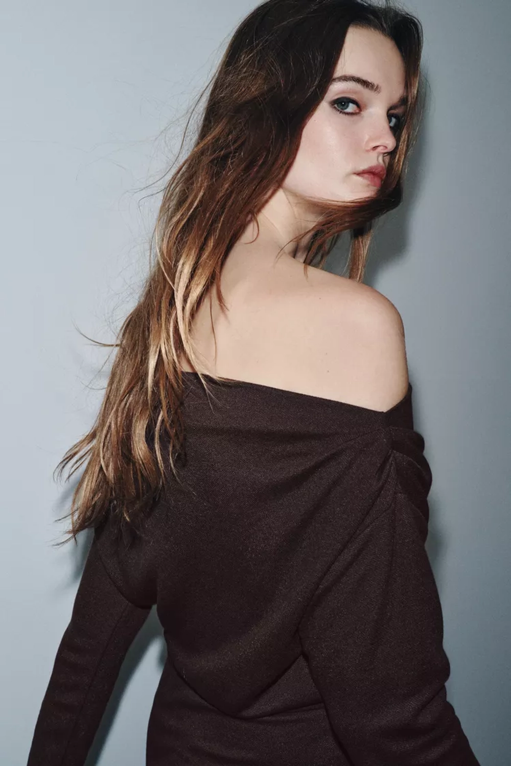 ZARA МЯГКОЕ ПЛАТЬЕ С БРОШЬЮ, КОРИЧНЕВЫЙ