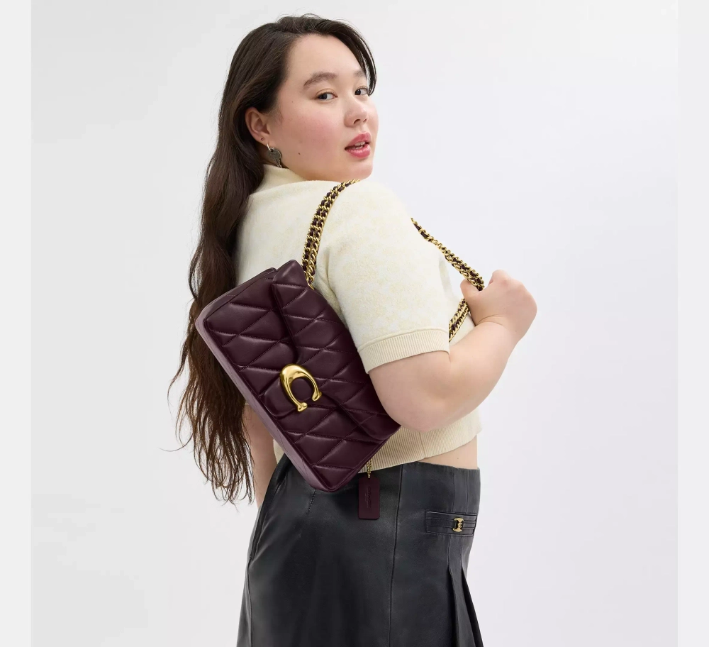 COACH СУМКА ЧЕРЕЗ ПЛЕЧО TABBY 26 С МЯГКОЙ ПОДКЛАДКОЙ, БОРДОВЫЙ