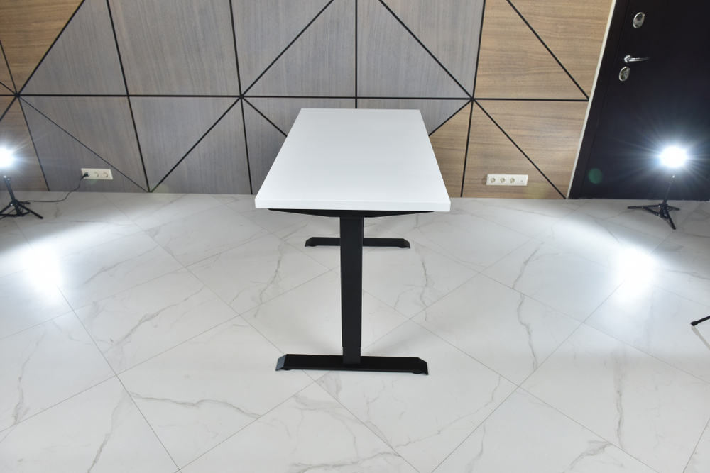 Регулируемый компьютерный стол Bazalt с регулировкой по высоте — столешница МДФ Белый