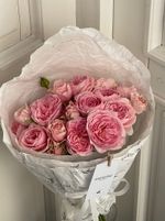 Кулек с нежными кустовыми розами