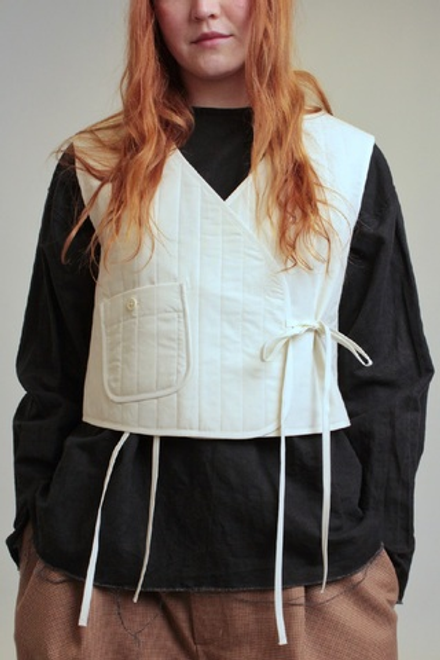 Жилет стеганый на запах из молочного хлопка