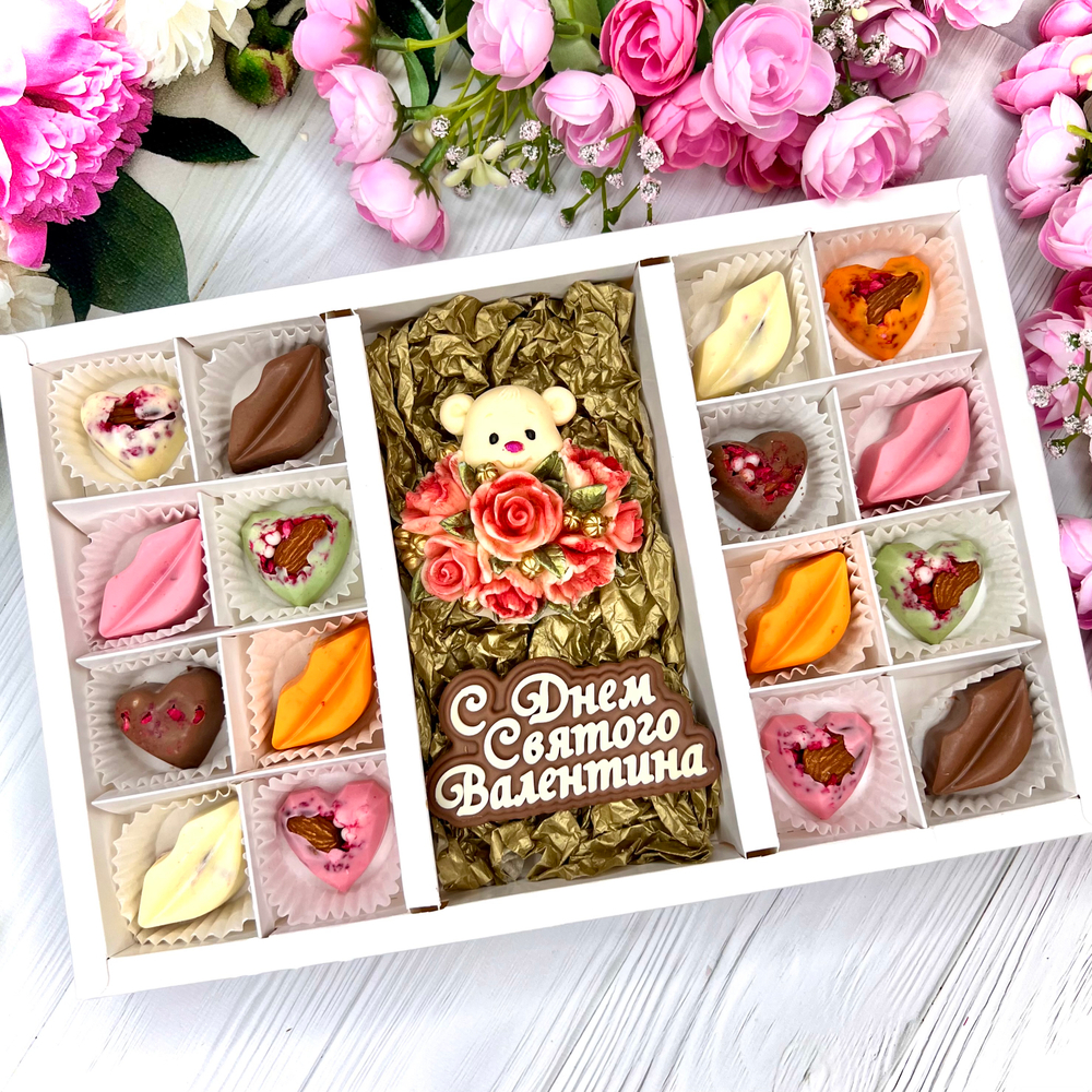 Шоколадный набор: "С Днем Святого Валентина. Мишка с розами": шоколадка-надпись и 16 конфет ручной работы