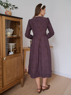 Платье с квадратным вырезом