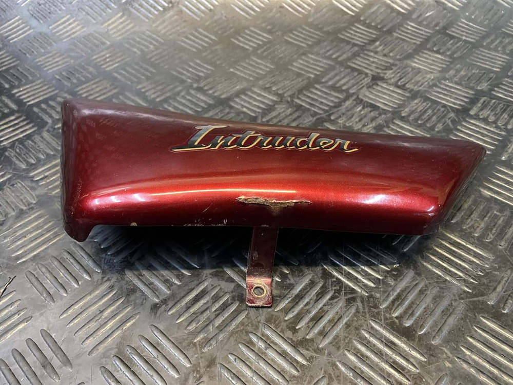 Крышка боковая левая Suzuki Intruder VS750 VR51A