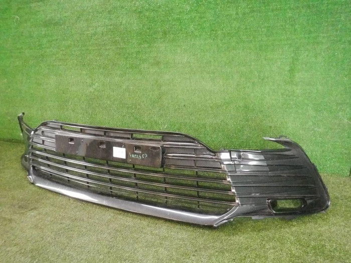 Решетка переднего бампера Toyota Camry XV70 (2020-н.в.)