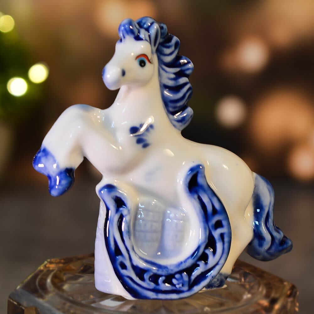 Фигурка Символ года 2026 "Бело-голубые лошадки на подкове" 7см