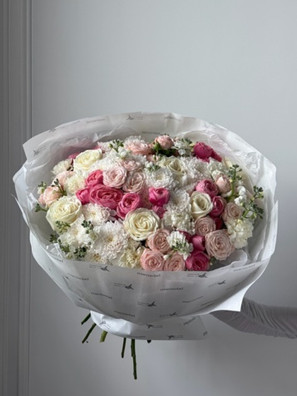 Гранд букет из кустовых пионовидных роз, маттиолы, ранункулюсов, нарциссов и диантусов