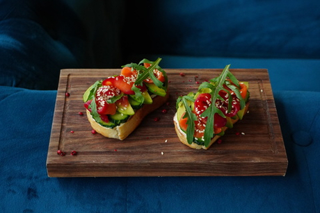 Брускетта с лососем и авокадо