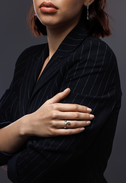 Кольцо из серебра со вставками из выращенной шпинели