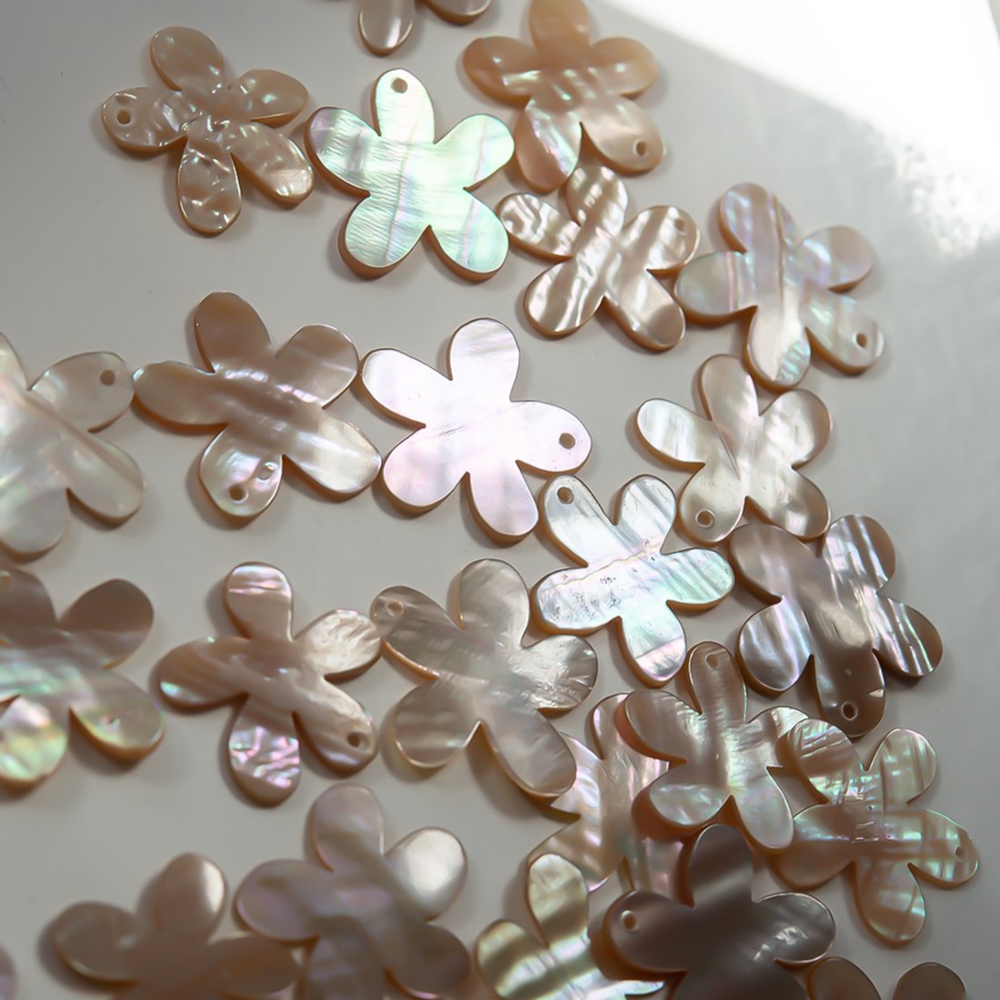 Цветок из перламутра морских ракушек, 20мм, карамельный