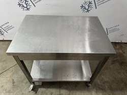 Стол из нержавеющей стали с полкой без борта 900х600х850 (на колесах )