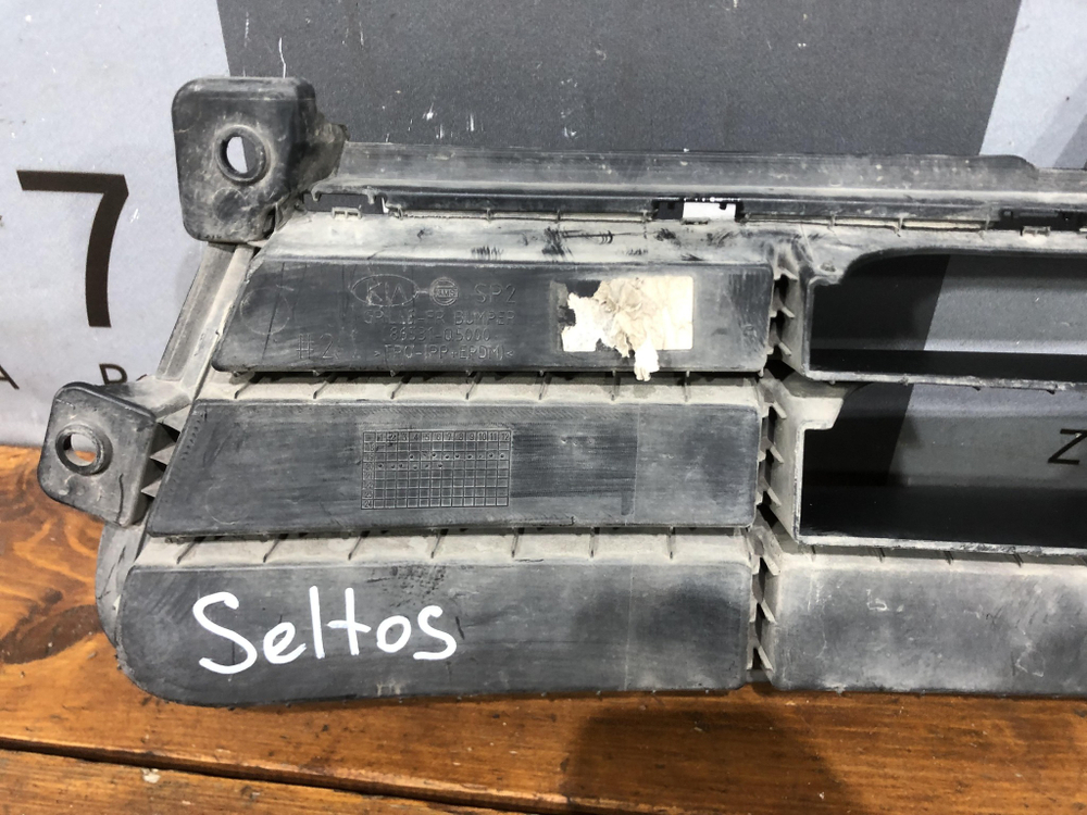 Решетка переднего бампера Kia Seltos 19-нв Б/У Оригинал 86531Q5000