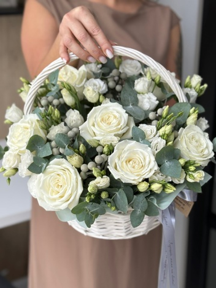 Изящное сочетание белоснежных цветов и зелени эвкалипта в композиции от Флора Маркет