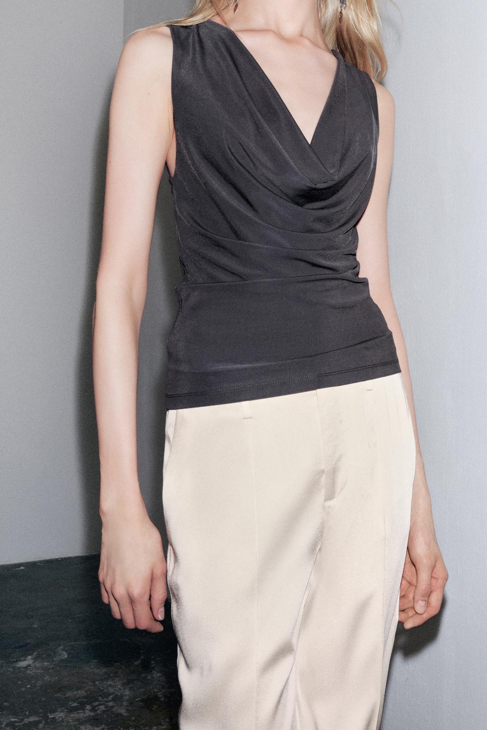 ZARA ТОП ИЗ СТРУЯЩЕЙСЯ ТКАНИ С ДРАПИРОВКОЙ, СВИНЦОВЫЙ